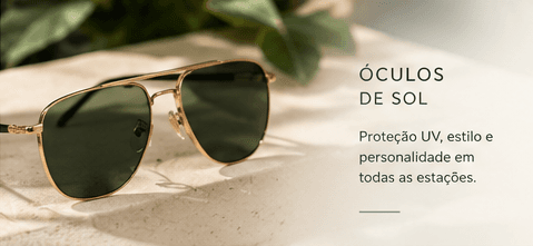 Óculos de sol com armação dourada e lentes escuras.