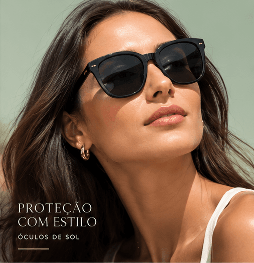 Mulher usando óculos de sol pretos.